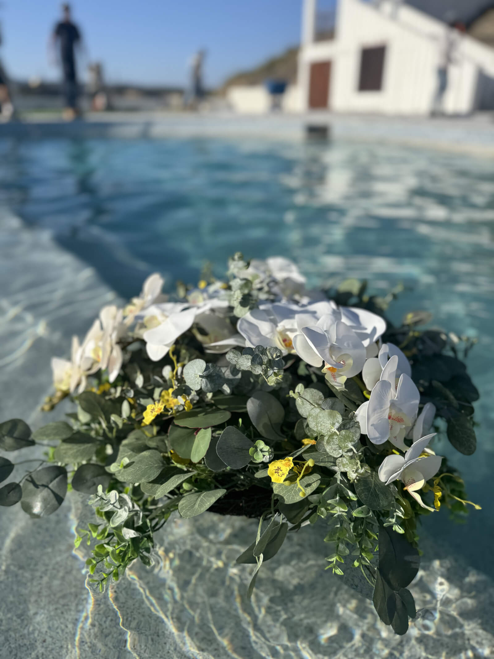 Floating bouquet at golden hour at a wedding reception